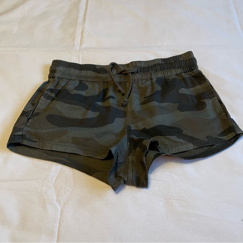Aritzia Tna Green Camo Shorts with side pockets Size Small